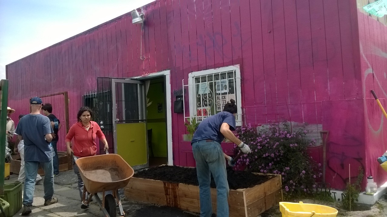 Carolina Santos and volunteers build the garden Carolina Santos and volunteers build the garden